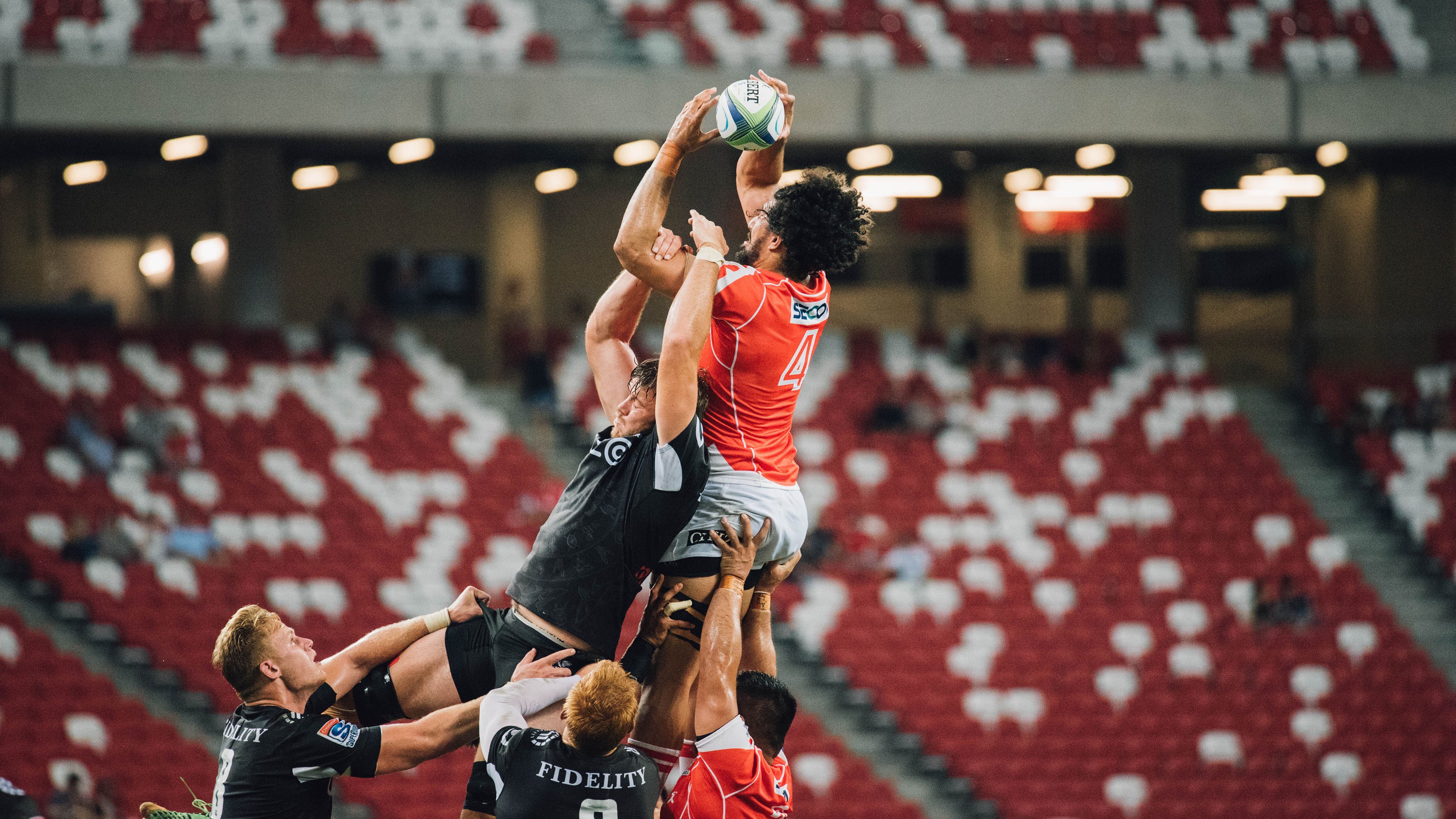 “快艇冲浪:东三叉湖赛场成为极速竞速的最佳舞台”